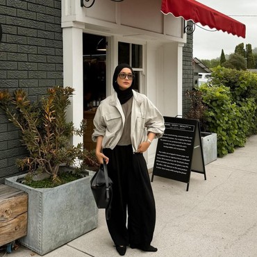 Musim Hujan Tetap Stylish, Tips Layering Sweater yang Tepat