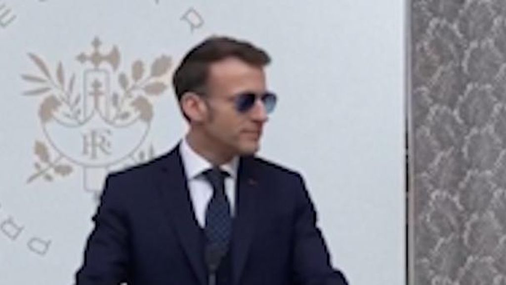 Sindir Trump, Macron Pidato Pakai Kacamata dan Bahasa Greenland