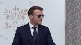 Sindir Trump, Macron Pidato Pakai Kacamata dan Bahasa Greenland