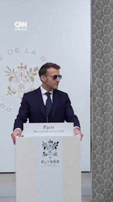 Sindir Trump, Macron Pidato Pakai Kacamata dan Bahasa Greenland