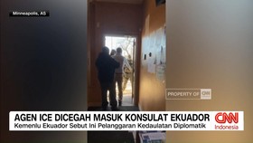 VIDEO: Agen ICE Dicegah Masuk Konsulat Ekuador