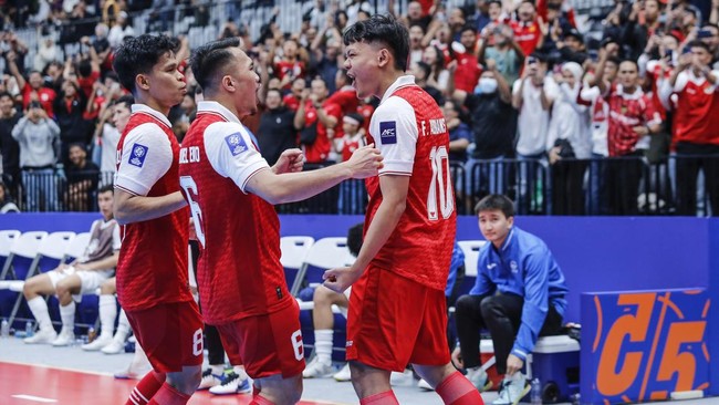 Timnas Futsal Indonesia melaju ke perempat final AFC Futsal 2026 setelah mengalahkan Kirgistan. Pelatih asing mengakui perkembangan pesat futsal di Indonesia.