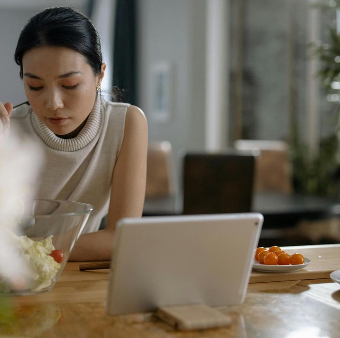 Gen Z lebih memilih model kerja hybrid, lebih tinggi dari generasi lainnya. Mereka menginginkan fleksibilitas untuk bekerja dari rumah, namun, tetap menghargai nilai dari interaksi tatap muka di kantor.