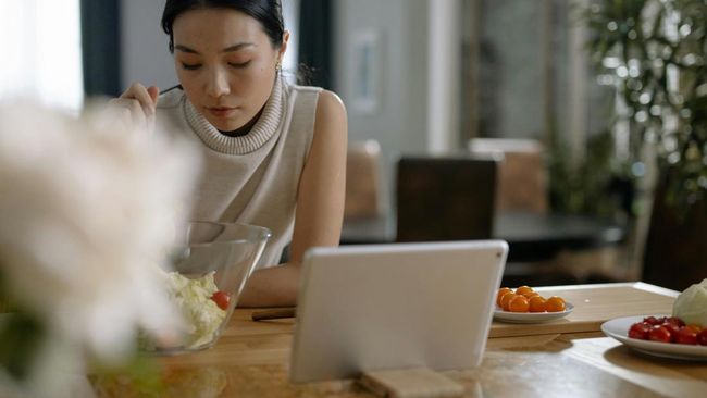 Dalam sebuah laporan terbaru, Gen Z jadi generasi paling kesepian di dunia kerja di antara generasi-generasi lain. Berikut penjelasannya.