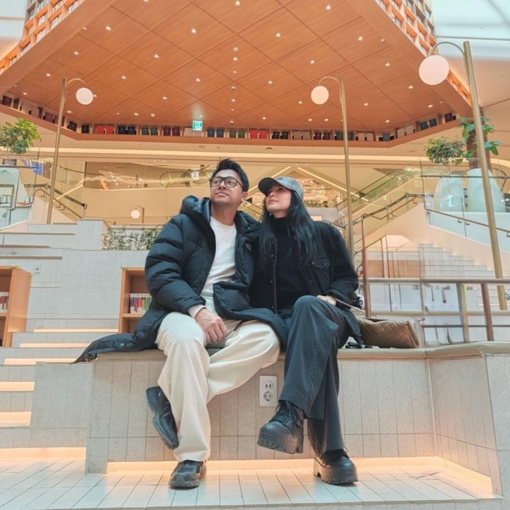 <p>Menikah pada 28 Januari 2023, Deva Mahenra dan Mikha Tambayong telah mengarungi bahtera rumah tangga mereka selama tiga tahun. Di hari spesialnya, Deva mengunggah beberapa momen kebersamaannya dengan Mikha lewat Instagram pribadinya. Pemeran dalam film <em>Ipar Adalah Maut</em> ini juga mengungkapkan&nbsp;pesan manis untuk sang istri. (Foto: Instagram @devamahenra)</p>