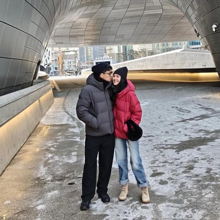 <p>"Di antara banyak lelah, diam, dan tawa yang tidak direncanakan, kita juga sembari belajar beberapa hal, bersama-sama, hidup tidak perlu selalu benar. Cukup saling jujur dan menjaga. Bersama-sama, hidup tidak perlu selalu sempurna. Cukup menetap dan pulang ke arah yang sama. Minus 10 derajat sekalipun," tulis Deva, menilik dari akun Instagram <em>@devamahenra.</em> (Foto: Instagram @miktambayong)</p>