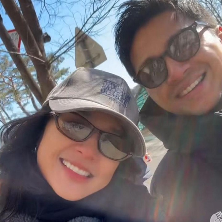 <p>Tak hanya Deva, Mikha pun turut menuliskan pesan manis di hari bahagia mereka, Bunda. "Penopangku, sahabat terbaikku, pulang ke rumah dan menciptakan kenangan bersamamu adalah kebahagiaan terbesar dalam hidupku. Satu pelukan darimu dan sisa hariku akan jauh lebih baik, selalu. Selamat ulang tahun pernikahan, sayangku <em>@devamahenra,</em> kamu memang luar biasa," kata Mikha lewat unggahan di Instagramnya. (Foto: Instagram @miktambayong)</p>