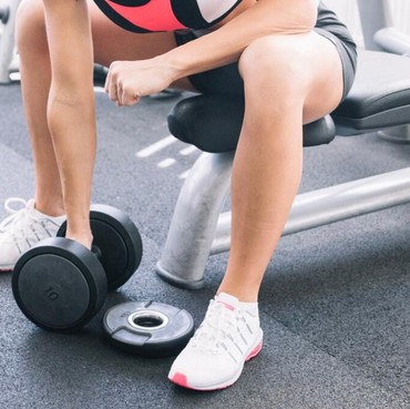 Rutinitas 4 Gerakan dengan Dumbbell yang Bikin Kaki Lebih Kencang Tanpa Squat Berat