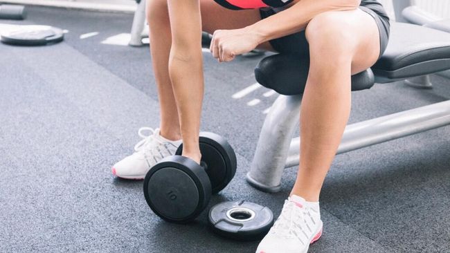 Rutinitas 4 Gerakan dengan Dumbbell yang Bikin Kaki Lebih Kencang Tanpa Squat Berat