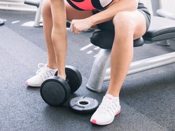 Rutinitas 4 Gerakan dengan Dumbbell yang Bikin Kaki Lebih Kencang Tanpa Squat Berat