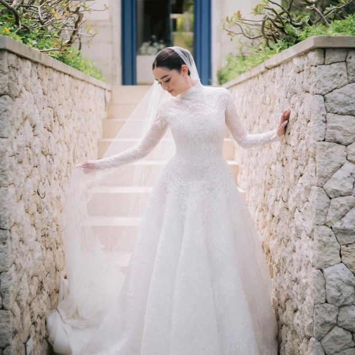 <p>Aktris cantik Ranty Maria resmi menikah dengan aktor Rayn Wijaya pada 26 Januari 2026. Setelah menjalin hubungan asmara sejak 2020 dan melewati berbagai perjalanan bersama, kisah cinta Ranty dan Rayn akhirnya berlabuh di pelaminan. (Foto: @venemapictures via Instagram @rantymaria)</p>