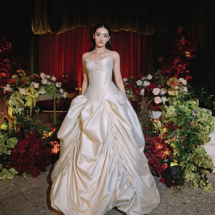 <p>Untuk acara resepsi, Ranty tampil mewah mengenakan gaun tanpa tali bahu atau model <em>strapless</em>. Gaun tersebut dilengkapi dengan potongan pinggang yang terstruktur serta siluet korset, sehingga membentuk lekuk tubuhnya tampak ramping dan anggun. (Foto: @abcdamar_ via Instagram @venemapictures)</p>