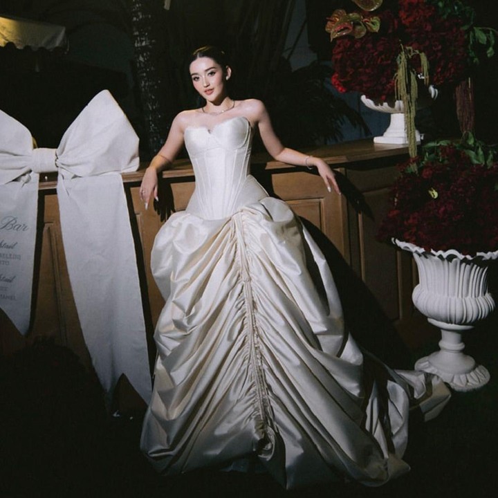 <p>Bagian bawah gaun yang dikenakan Ranty tampak megah dengan warna <em>broken white</em>, dihiasi aksen kerutan di bagian depan yang memberi sentuhan manis. Penampilannya di sesi resepsi pun semakin terlihat elegan dengan tambahan aksesori kalung yang simpel. (Foto: @abcdamar_ via Instagram @venemapictures)</p>