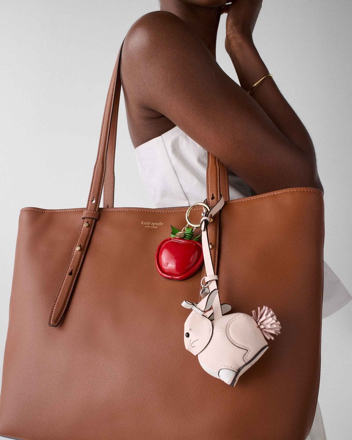 Dirancang sebagai aksesoris statement, bag charm hadir untuk mempercantik tampilan tas agar menambah sentuhan personal.