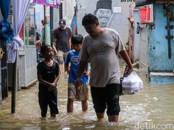 Video Banjir di Bidara Cina Surut, Warga Beraktivitas Normal