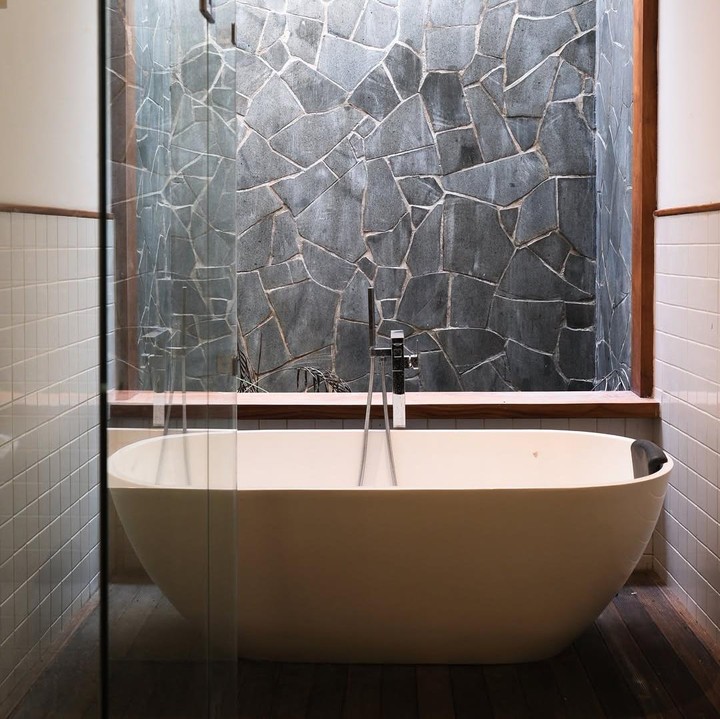 <p>Penyanyi jebolan<em> Indonesian Idol</em>, Keisya Levronka, sempat mencuri perhatian publik setelah memamerkan potret rumah hasil kerja kerasnya di industri musik Tanah Air. Ia pun membagikan beberapa potret sudut rumahnya di akun Instagram pribadi. Dalam unggahan itu, Keisya juga memperlihatkan desain kamar mandinya bernuansa alam yang dilengkapi dengan bathtub simple, tetapi elegan. (Foto: Instagram @keisyalevronka)</p>