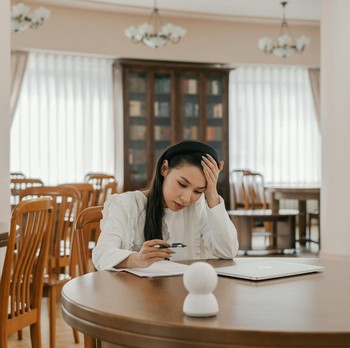 Capek Mikir Terus? Coba 5 Cara Stop Overthinking Biar Hidup Lebih Tenang