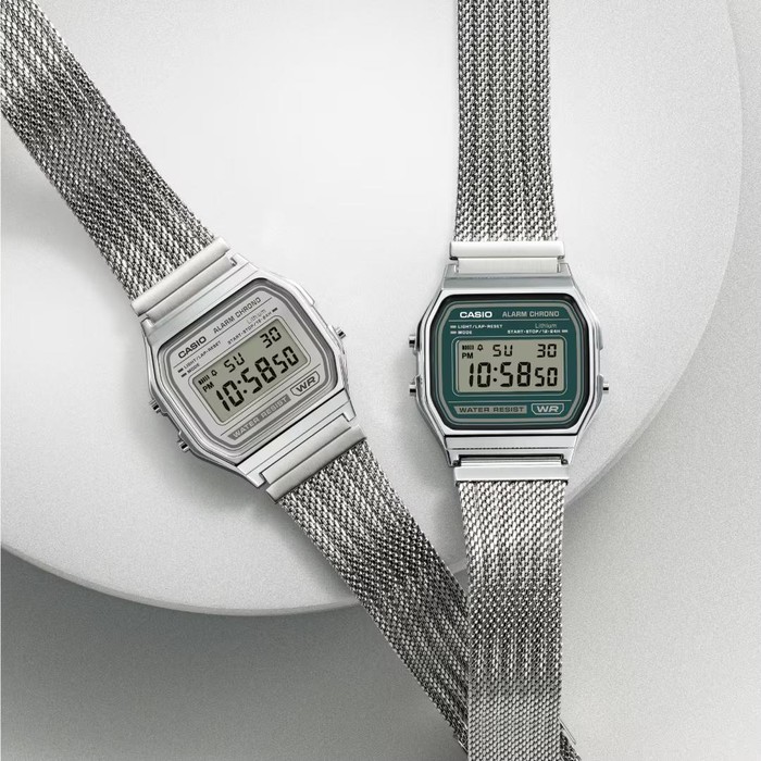 Jam tangan Casio. Jam tangan ini terjangkau dan tahan lama.