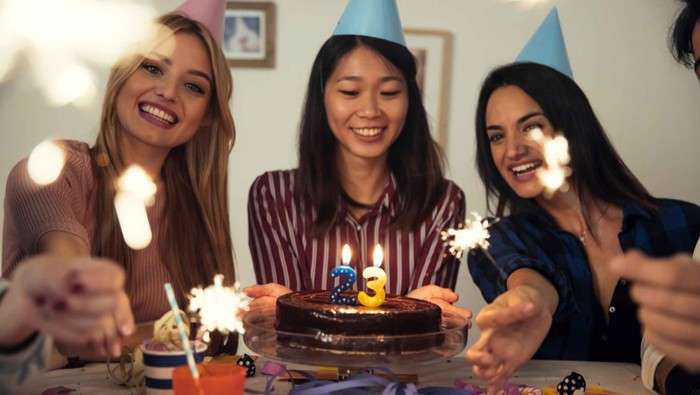 5 Ciri Kepribadian Orang yang Nggak Suka Dinyanyikan Lagu Selamat Ulang Tahun Menurut Psikolog