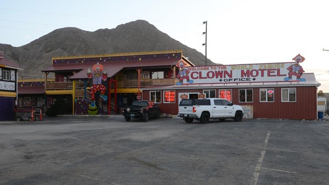 Motel Paling Horor, Badut Seram Gentayangan dan Lokasi Dekat Makam Tua