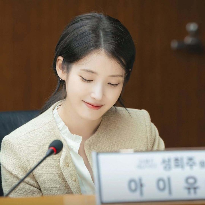 <p>Dalam drama ini, IU akan memerankan tokoh Seong Hui Ju, seorang keturunan konglomerat yang memiliki segalanya. Namun, statusnya dalam masyarakat hanyalah orang biasa yang tidak begitu terpandang. (Foto: Instagram @mbcdrama_now)</p>
