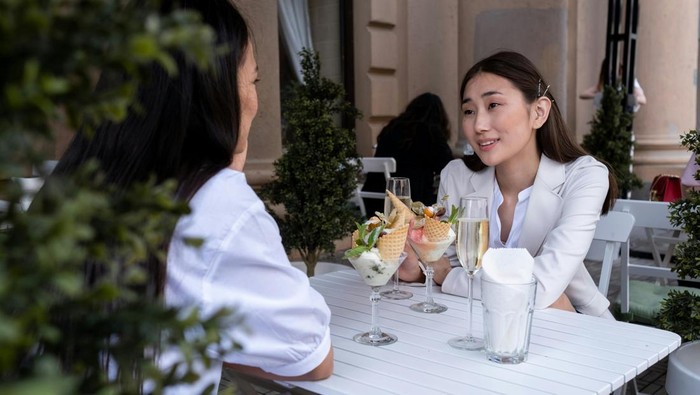 Orang karismatik punya kemampuan persuasi yang baik. Penyampaiannya bisa diterima secara emosional dan logika sehingga pendengar merasa dipahami dan dihargai.