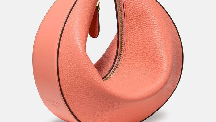 Duo Bag menjadi salah satu favorit dari Kate Spade di setiap musim. Bukan tanpa alasan, Duo Bag menawarkan desain yang modern tanpa melupakan fungsionalitasnya.