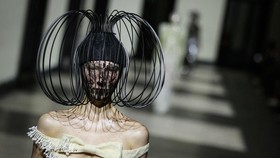 FOTO: Parade Adi Busana Hasil Daur Ulang 'Sampah' LVMH ala Germanier