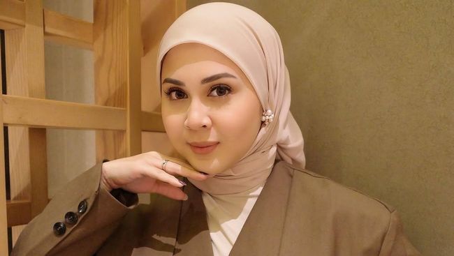 7 Gaya Hijab Artis Tanah Air yang Simple Tapi Tetap Modis untuk Sehari-hari
