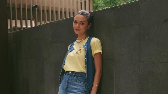 Get The Look: Inspirasi Outfit Casual Denim ala Amanda Rawles