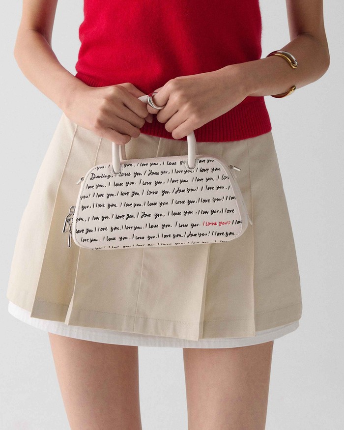 Salah satu koleksi yang menarik perhatian, “ I Love You” Collection, hadir lewat desainnya yang feminin dan playful, memancarkan nuansa romantis yang modern dan penuh karakter.