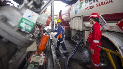 Petugas melakukan pengisian bahan bakar minyak (BBM) jenis pertalite ke mobil tangki di Integrated Terminal Balongan. (ANTARA FOTO/Dedhez Anggara)