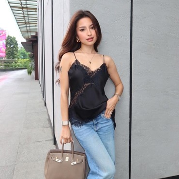 Biasa Tampil dengan Riasan Latina, 7 Potret Beda Jennifer Coppen dengan Korean Look