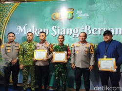 Kapolda Metro Beri Penghargaan Piagam Jaga Jakarta ke Pokdarkamtibmas Jakbar