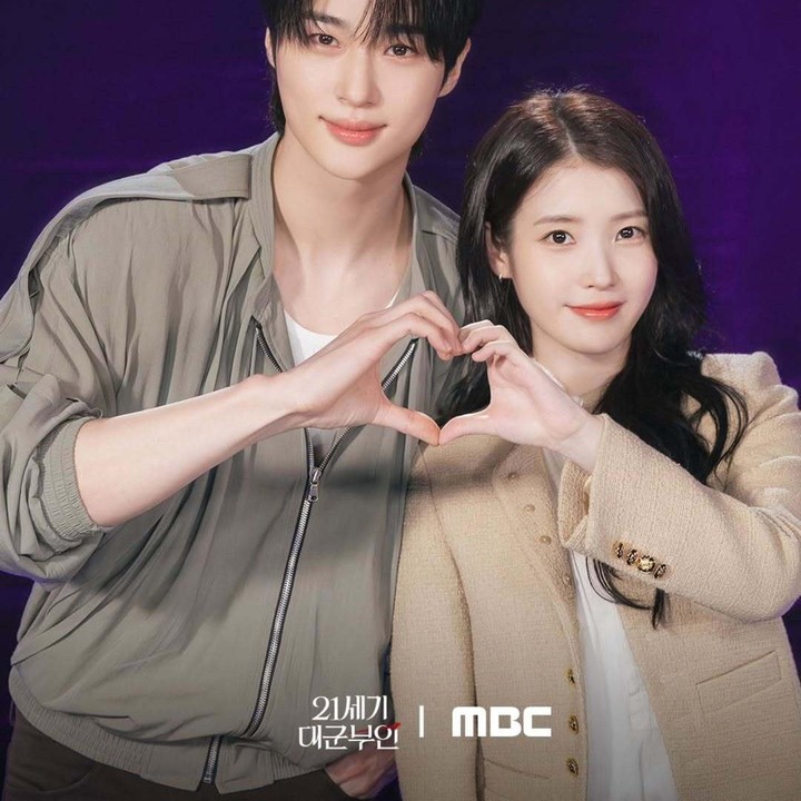 <p>Keduanya pun bertekad akan menampilkan yang terbaik dalam drama ini. &ldquo;Aku akan bekerja keras agar Perfect Crown dapat mengambil spotlight drama pada tahun 2026,&rdquo; tutur IU yang disetujui oleh Byeon Woo Seok. (Foto: Instagram @mbcdrama_now)</p>