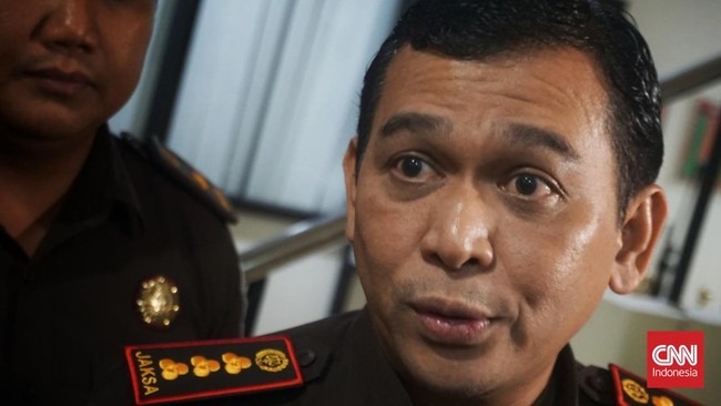 Kejaksaan Negeri Sleman menghentikan perkara Hogi Minaya, yang sebelumnya tersangka setelah membela istrinya dari jambret. Kapolresta Sleman dinonaktifkan.