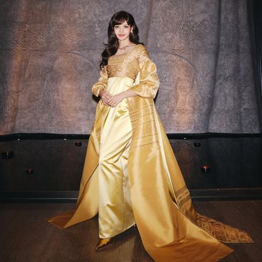 Bakal ke Tangerang, 7 Pesona Lisa BLACKPINK Pakai Busana Chut Thai Nuansa Emas Tahun 60-an