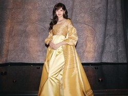 Bakal ke Tangerang, 7 Pesona Lisa BLACKPINK Pakai Busana Chut Thai Nuansa Emas Tahun 60-an