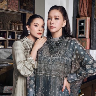 7 Gaya Kompak Alyssa Daguise-Maia Estianty Berbusana Muslim Pakai Gamis Silk