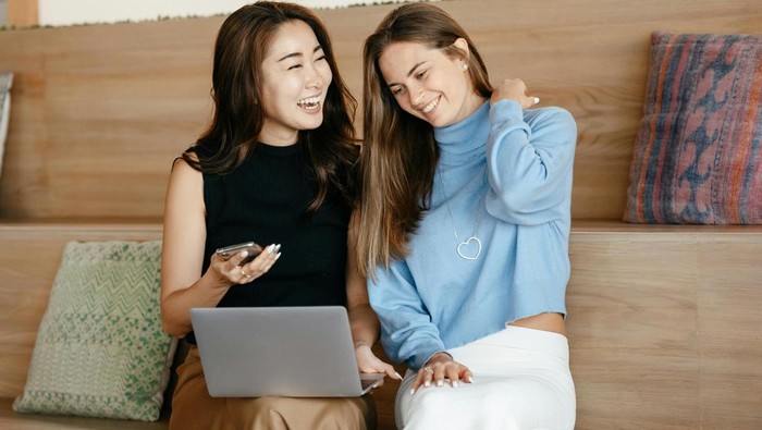 Orang bijak bisa melihat dari perspektif orang lain. Kebijaksanaan ditunjukkan ketika seseorang bisa mengambil keputusan dengan pikiran yang jernih dan tidak terbawa emosi.