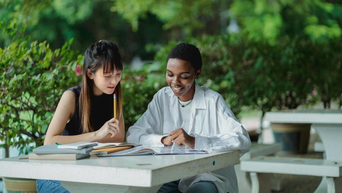 Orang bijak tidak kabur dari realita. Mereka menghadapi masalah tanpa mencari distraksi.