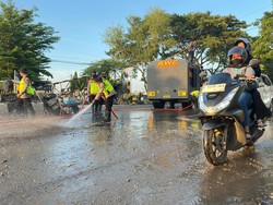 Cegah Laka, Polisi Sat-Set Bersihkan Tumpahan Tanah di Jalur Pantura Pati