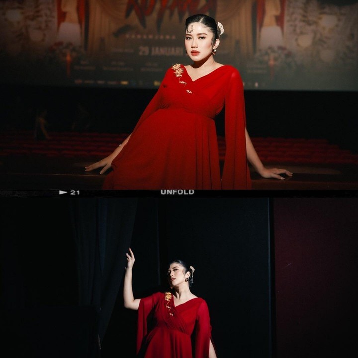 <p>Mantan member JKT-48 sekaligus pemain sinetron Ochi Rosdiana tengah menjalani kehamilan pertamanya, Bunda. Saat ini, usia kehamilan Ochi sudah memasuki trimester kedua. Sejak mengumumkan kabar hamil anak pertama, Ochi kerap pamer baby bump di Instagram. (Foto: Instagram @ochi24)</p>