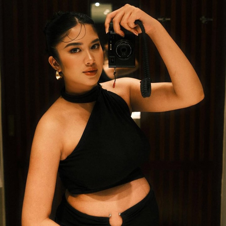 <p>Gaya <em>fashion</em> Ochi juga sempat menuai sorotan saat ia menghadiri acara pernikahan sahabatnya Ranty Maria dan Rayn Wijaya. Di acara ini, Ochi mengenakan <em>cut out dress</em> hitam yang juga menonjolkan fokus pada <em>baby bump</em> kehamilan. Ochi melengkapi penampilannya dengan menggunakan aksesoris gelang dan anting-anting <em>gold</em>. (Foto: Instagram @ochi24)</p>