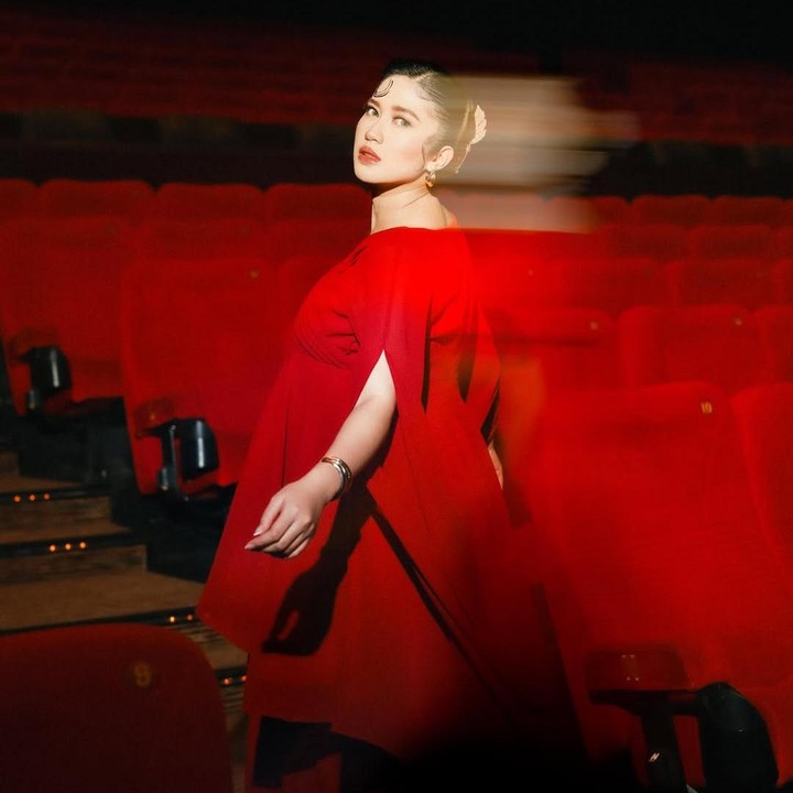 <p>Ochi tampaknya sengaja mengenakan gaun serba merah di acara gala premiere film yang dibintanginya ini. Gaun merah karya desainer Renzi Lazuardi yang disulap menjadi <em>maternity dress</em> ini berhasil menonjolkan <em>baby bump</em> kehamilannya yang sudah terlihat besar. (Foto: Instagram @ochi24)</p>