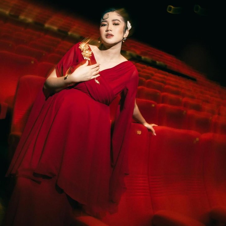 <p>Baru-baru ini, Ochi mengunggah potretnya saat gala premiere film <em>Kuyank</em>. Di acara spesial ini, Ochi tampil anggun dan elegan mengenakan gaun desain baju Melayu berwarna merah terang. Dalam balutan gaun ini terpancar kecantikan ala ibu hamil alias<em> pregnancy glowing</em> dari sang aktris. (Foto: Instagram @ochi24)</p>