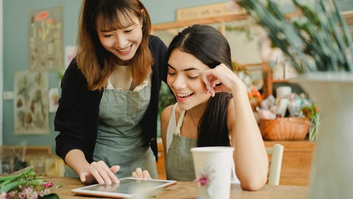 Menolong orang lain. Menolong membantu orang tangguh membangun kepercayaan diri.