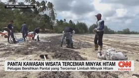 VIDEO: Pantai Kawasan Wisata Tercemar Minyak Hitam