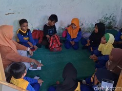 Plafon Kelas Ambruk, Disdik Bangkalan Siapkan Perbaikan SDN Kramat 1