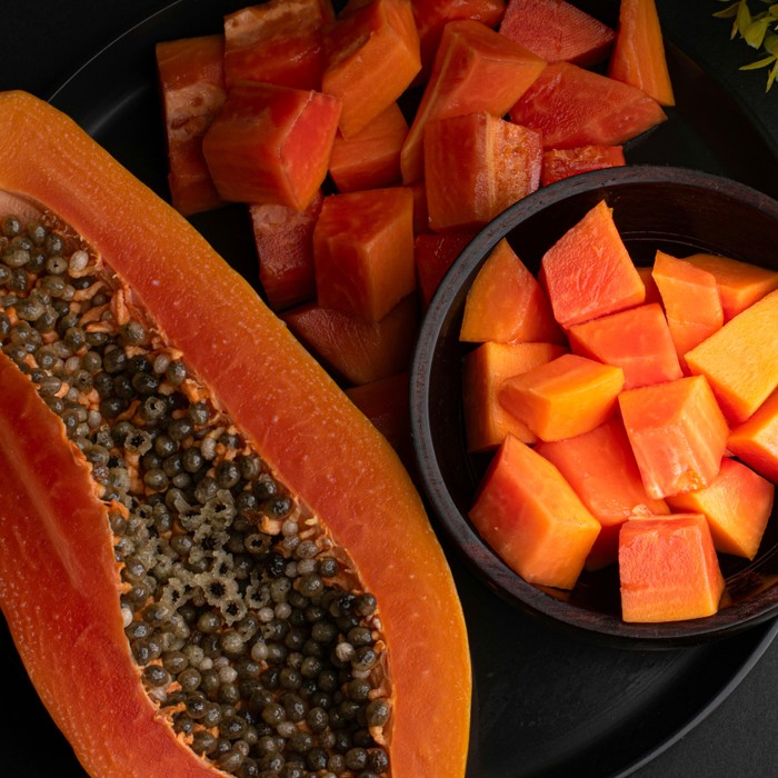 Jeruk, mangga, dan pepaya merupakan makanan yang bisa mengubah warna kulit jika dikonsumsi berlebihan. Kandungan beta-karoten yang tinggi menyebabkan warna kulit berubah menjadi kuning-oranye.